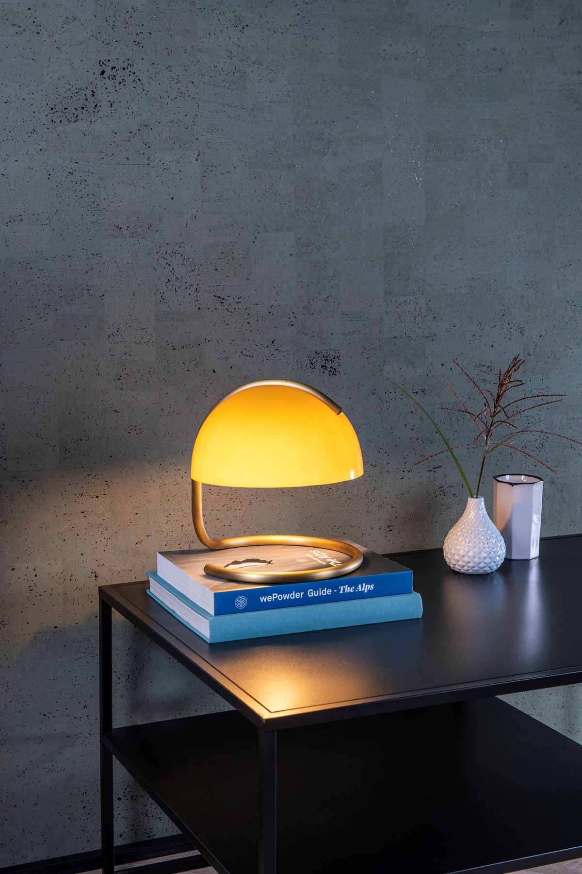 Lampe Lucide Cato orange sur une table de chevet sombre