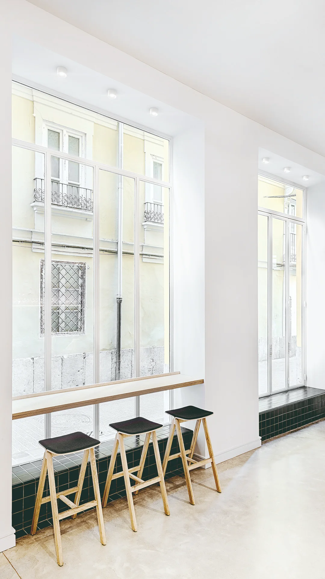 Luminaires Arkoslight Puck en saillie au plafond d’un café