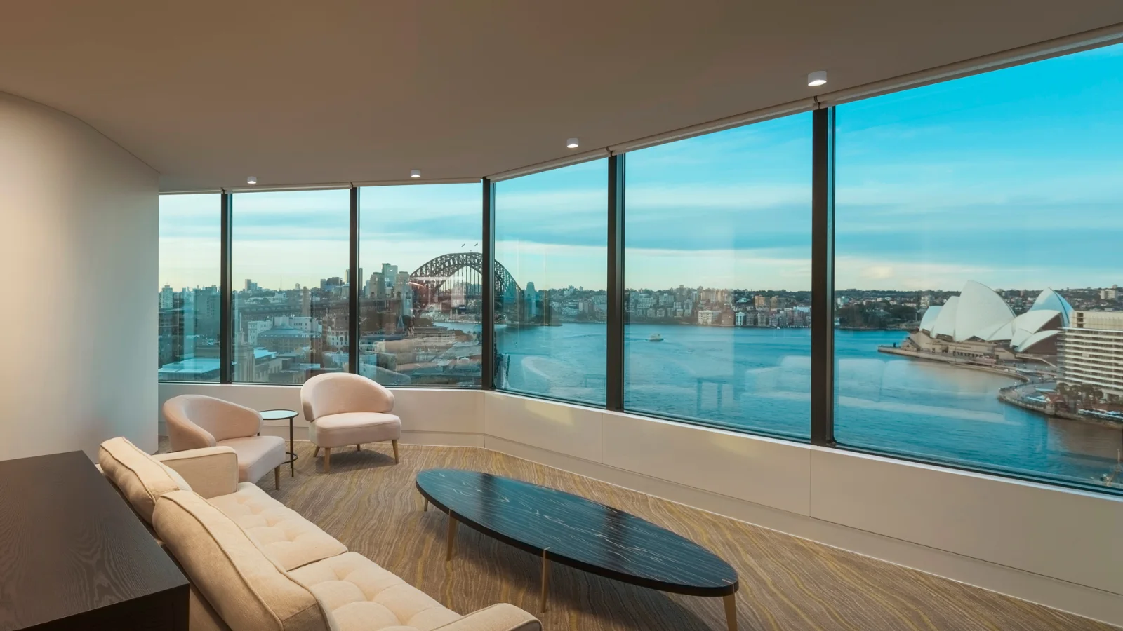 Luminaires Arkoslight Puck au plafond d’une salle d’attente
