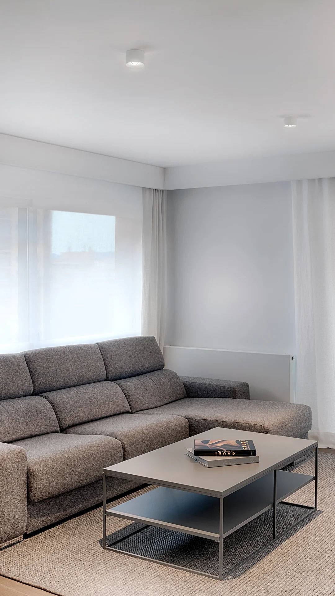Luminaires Arkoslight Puck au plafond d’un séjour