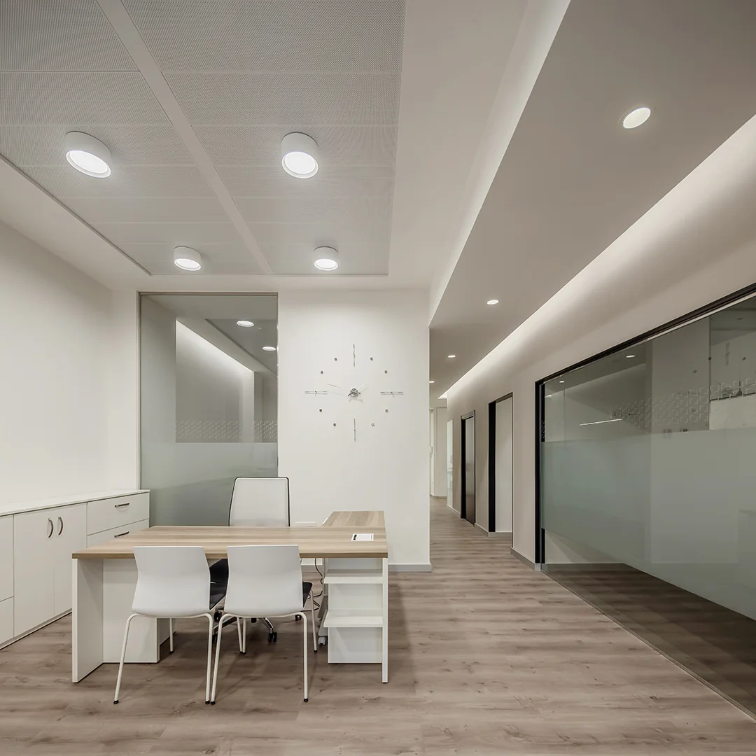 Downlights Arkoslight Stram Surface au plafond d’un bureau