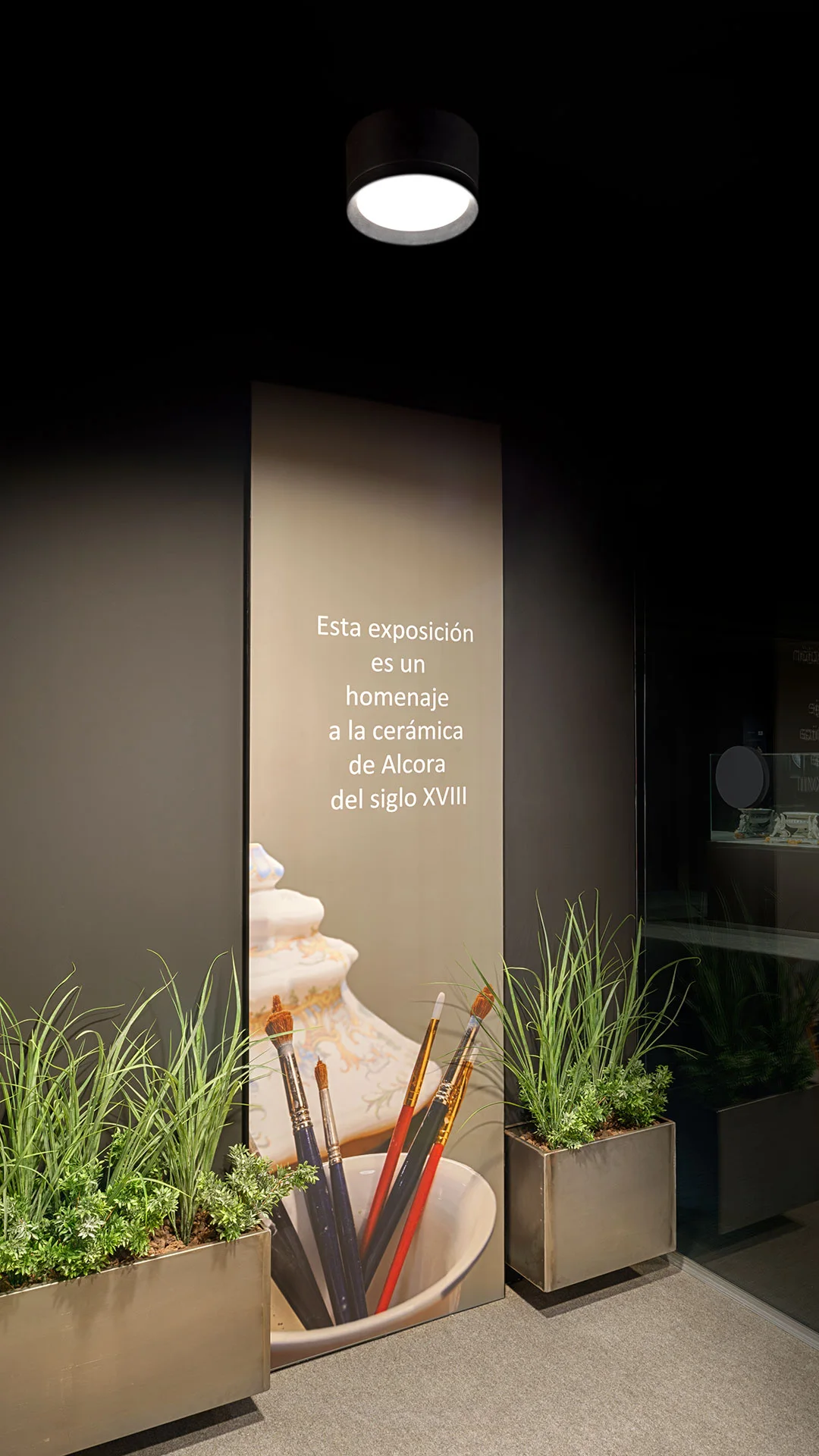 Downlights Arkoslight Stram Surface dans un espace d’exposition