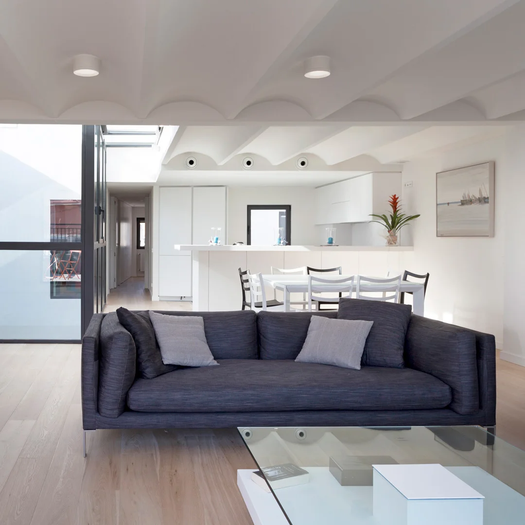 Downlights Arkoslight Stram Surface au plafond d’un séjour
