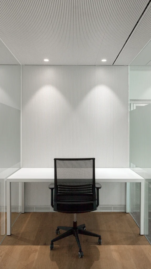 Spots Arkoslight Swap encastrés au plafond d’un bureau