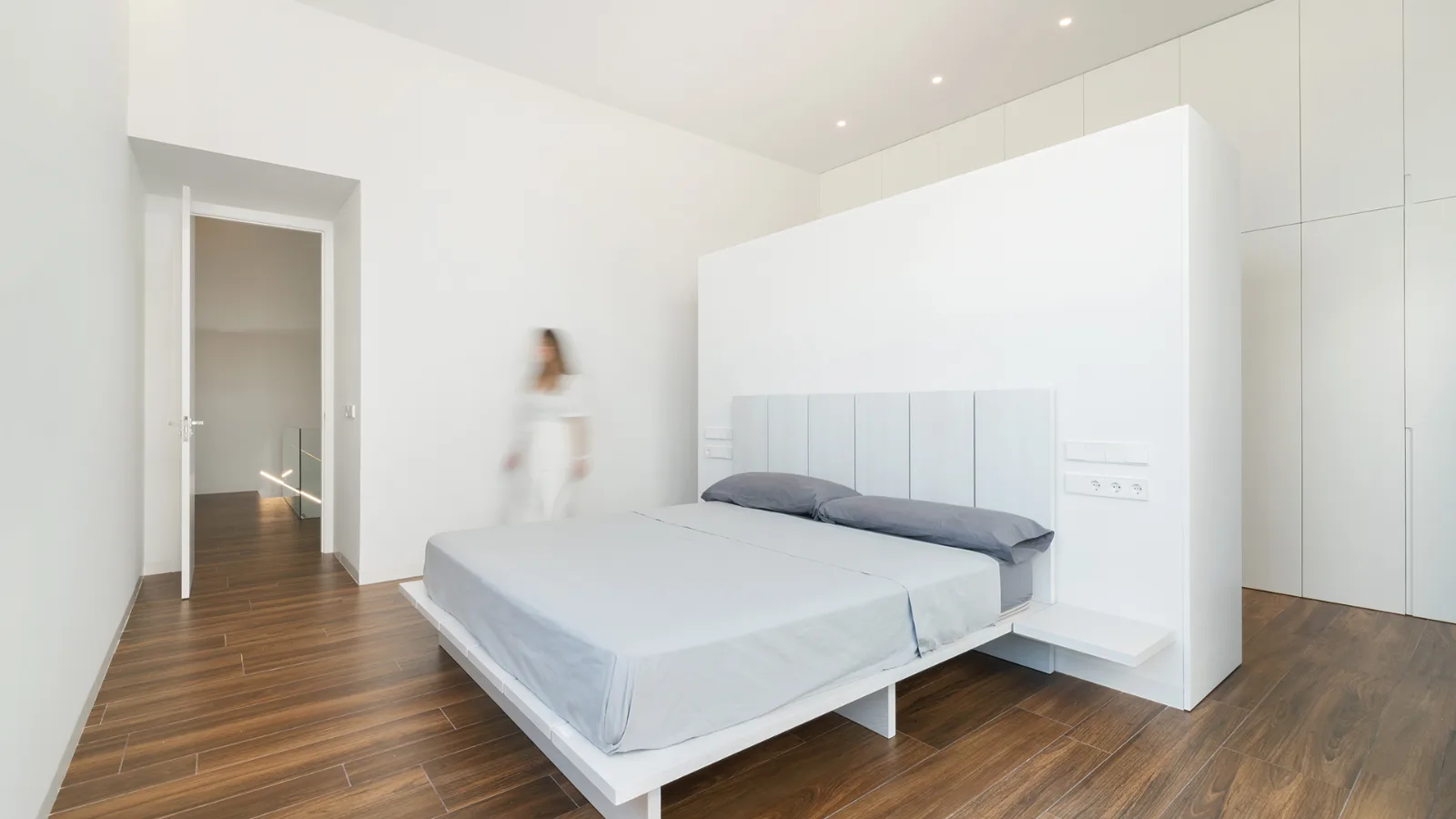 Spots Arkoslight Swap encastrés au plafond d’une chambre