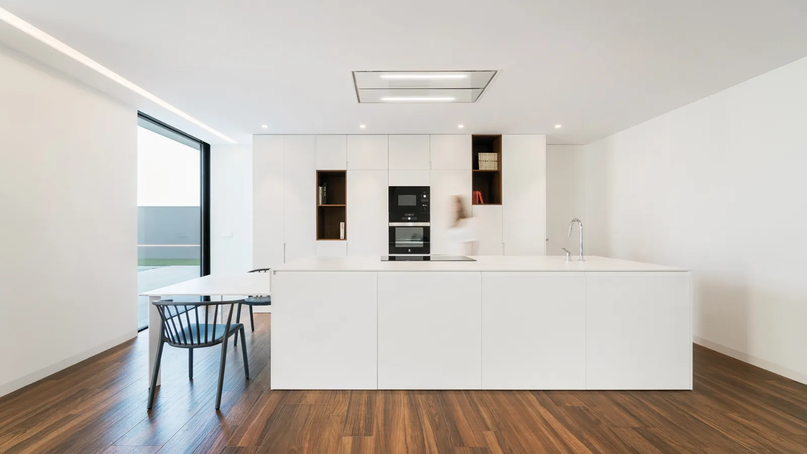 Spots Arkoslight Swap encastrés au plafond d’une cuisine ouverte