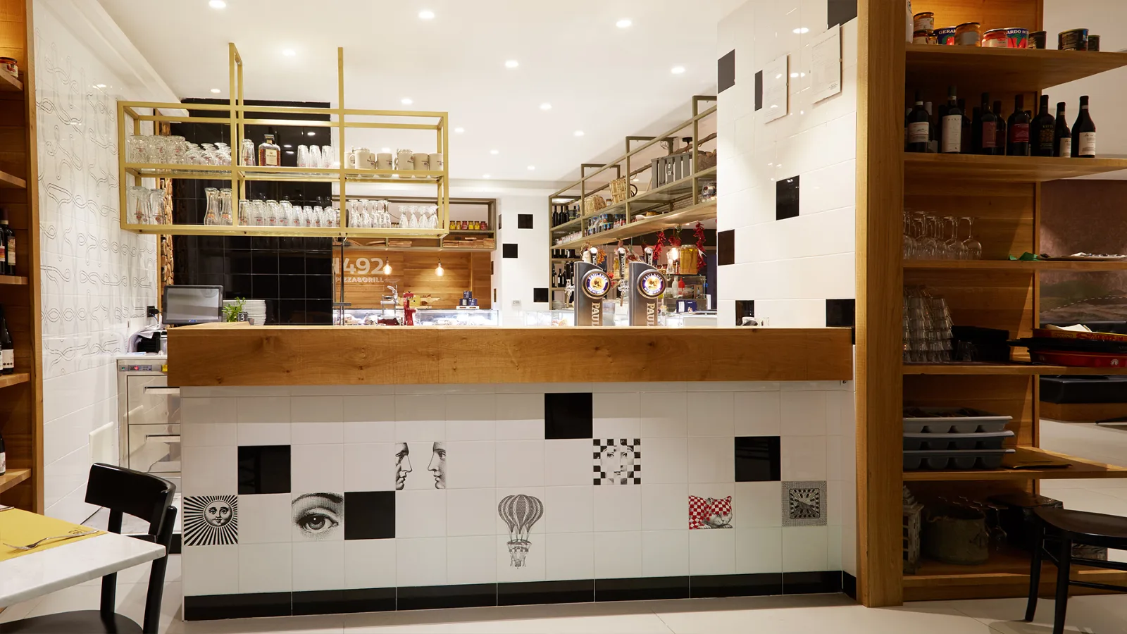 Spots Arkoslight Swap encastrés au plafond du comptoir d’un restaurant