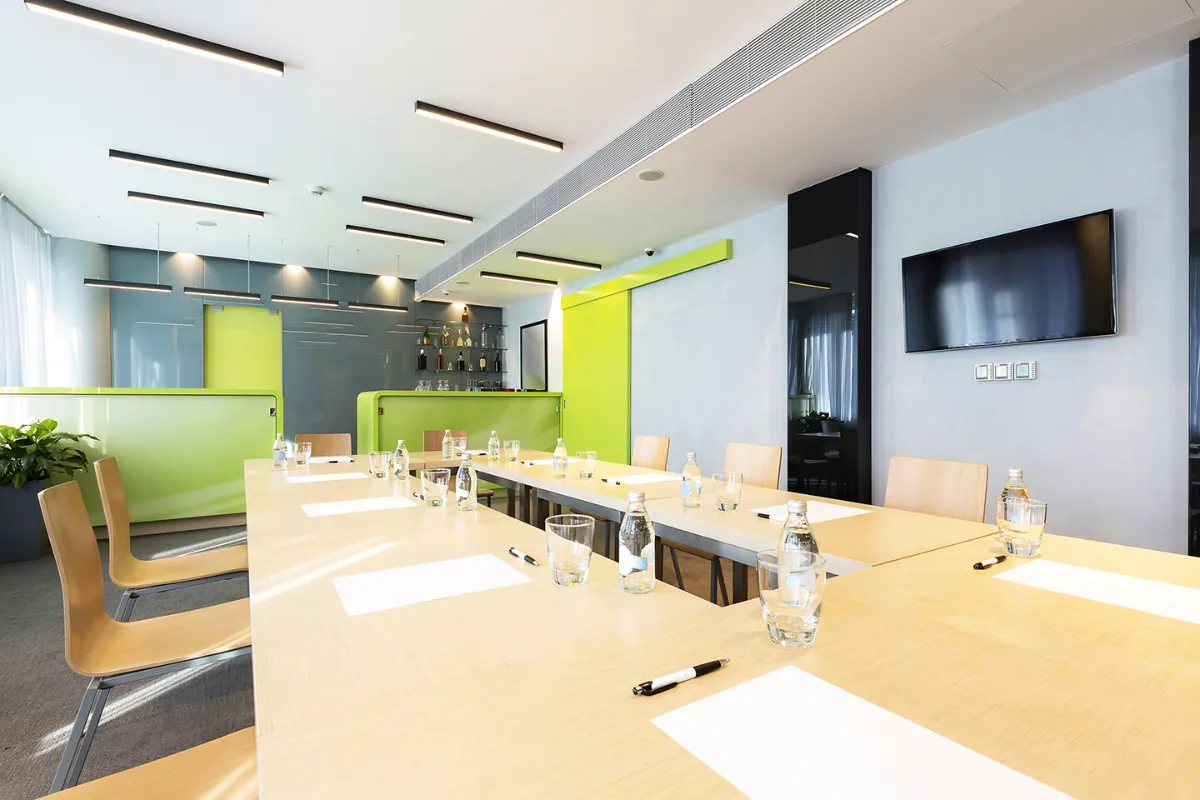 Profils linéaires Indelague Reba 50 au-dessus d’une table de réunion