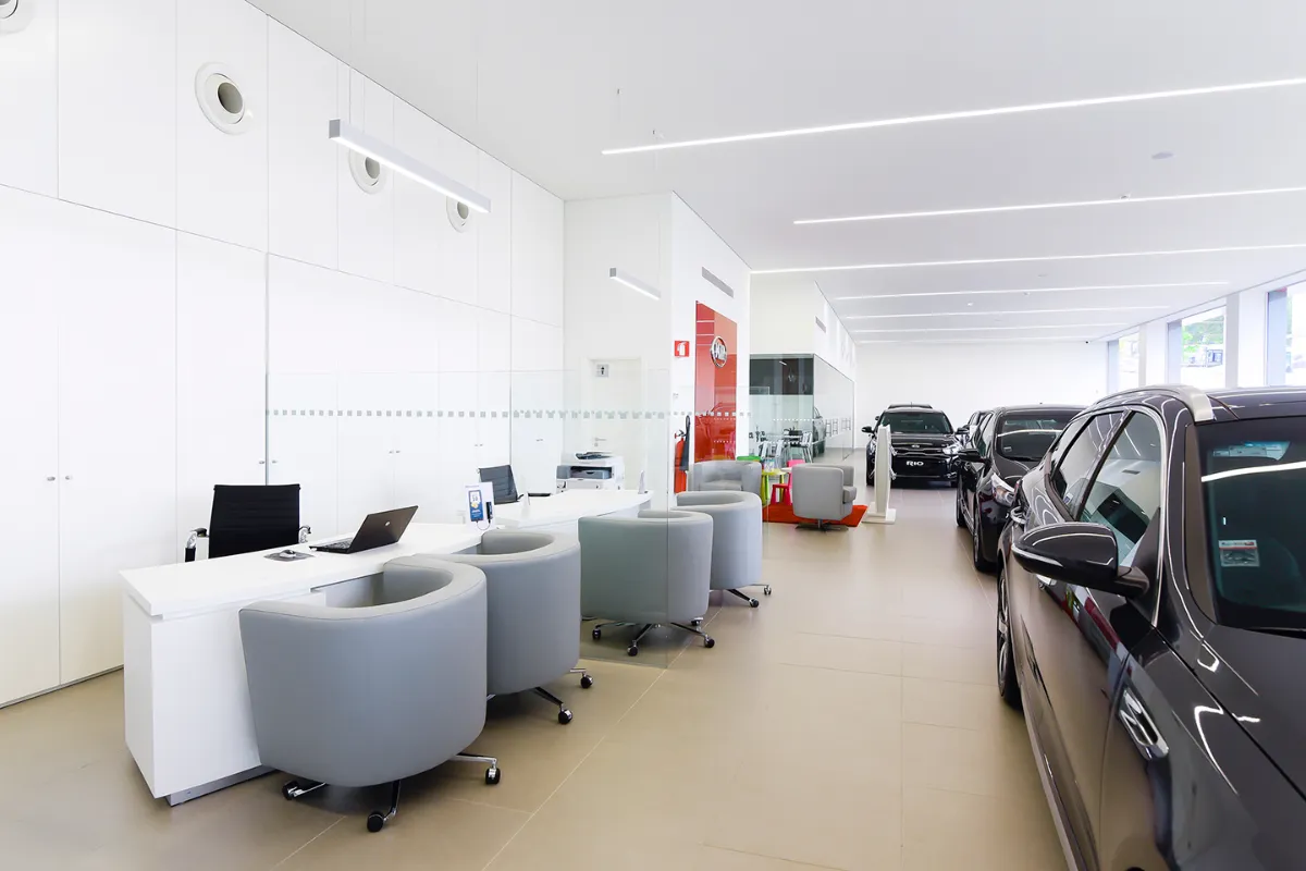 Profils linéaires Indelague Reba 50 au plafond d’un showroom automobile avec bureaux de vente