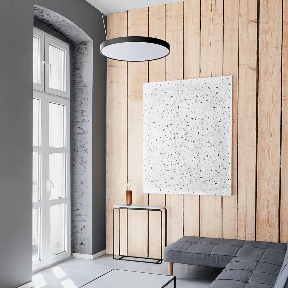 Suspension Indelague Rofy 60 dans un hall avec mur en bois et fenêtre haute