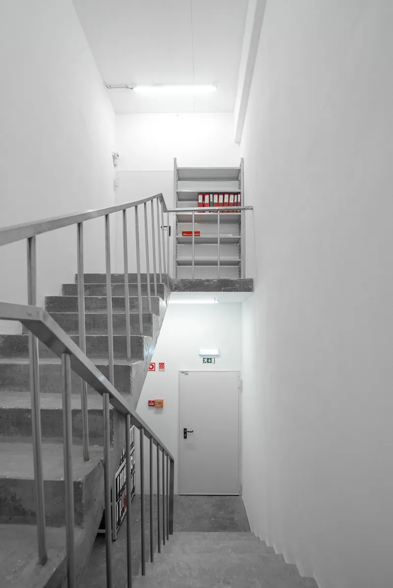 Luminaire Indelague TTP 50 en plafond au-dessus d’une cage d’escalier blanche