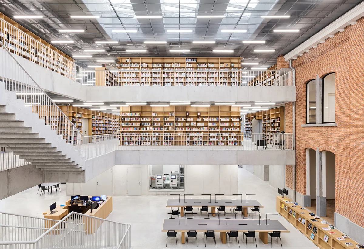 Luminaires Indelague TTP 50 suspendus en lignes dans l’atrium d’une bibliothèque sur plusieurs niveaux