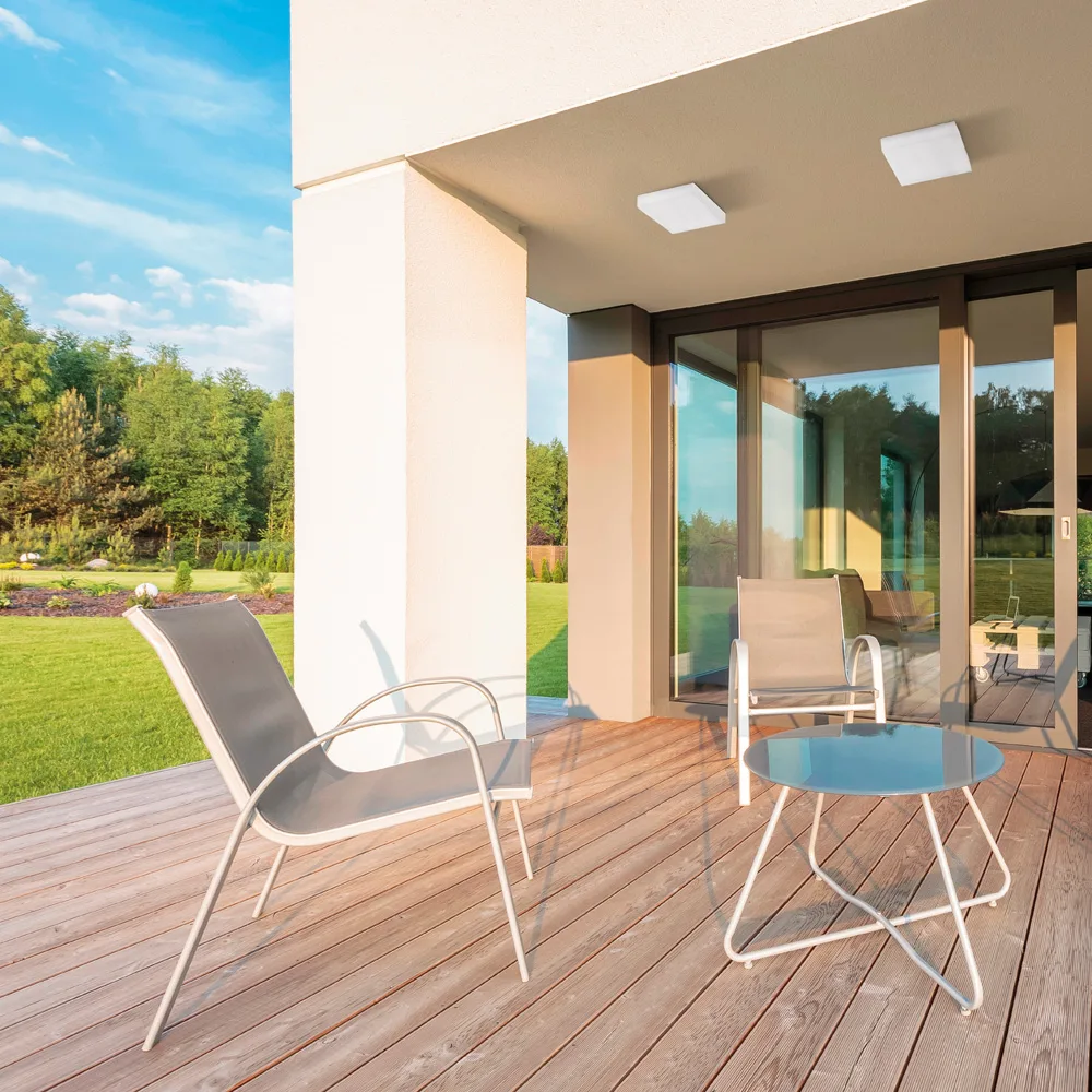Plafonniers Lombardo Art 250 sous une terrasse couverte