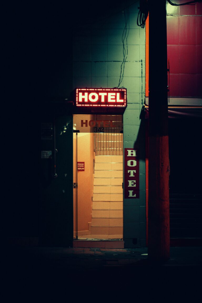Mise en lumière de la façade et de l'entrée d'un hôtel