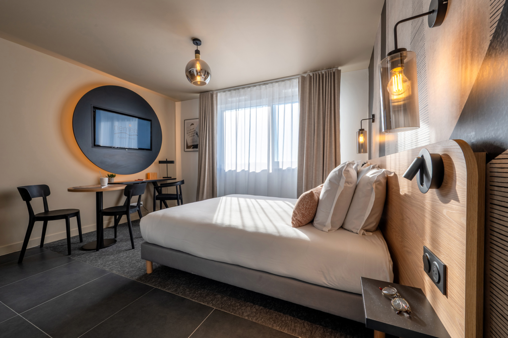 Chambre de la résidence Nemea Appart'Hotel Cœur Europe Strasbourg Illkirch, appliques en verre fumé et lumière chaude