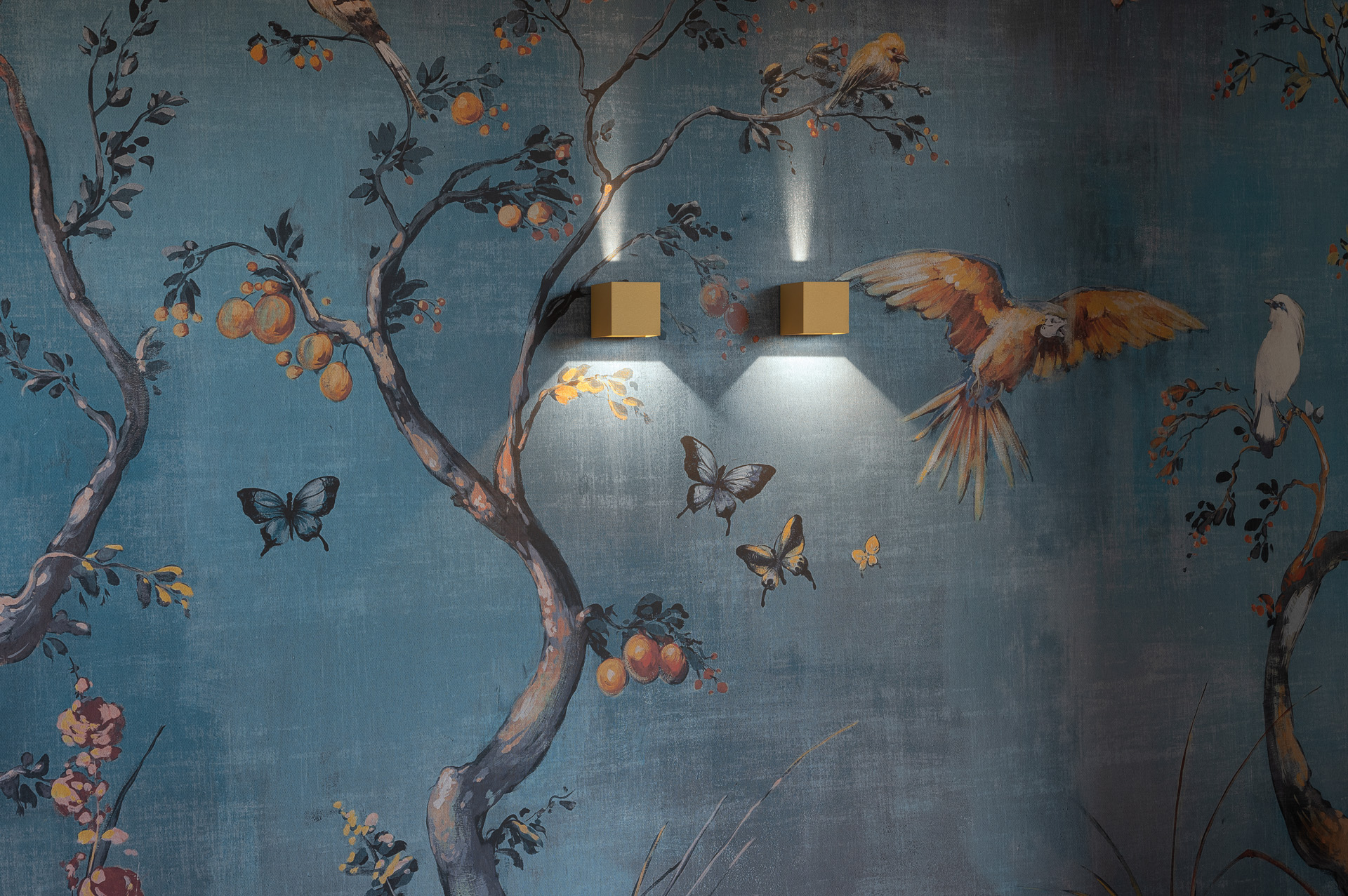 Appliques Lombardo Dodo sur un mur à papier peint décoratif