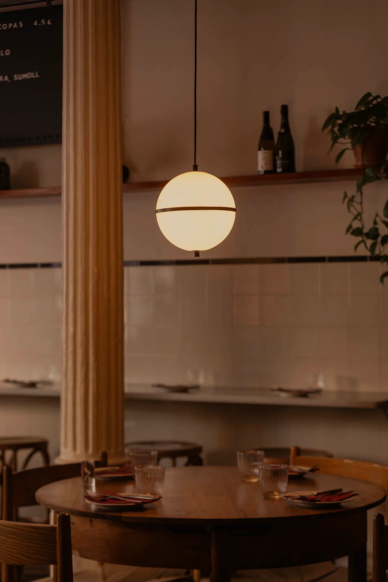 Suspension Faro Dome au-dessus d'une salle de restaurant