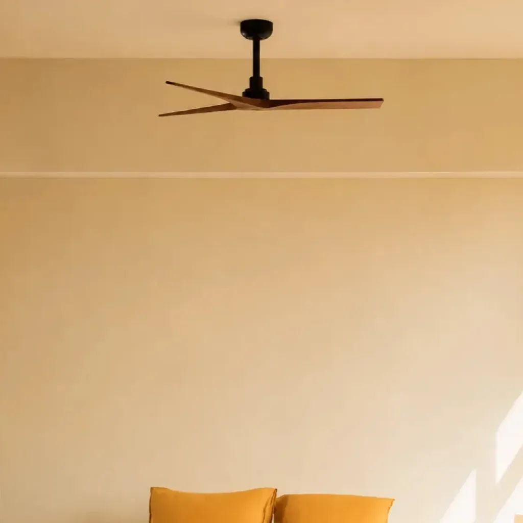 Ventilateur de plafond Faro Klim noir à pales bois au-dessus d'un lit