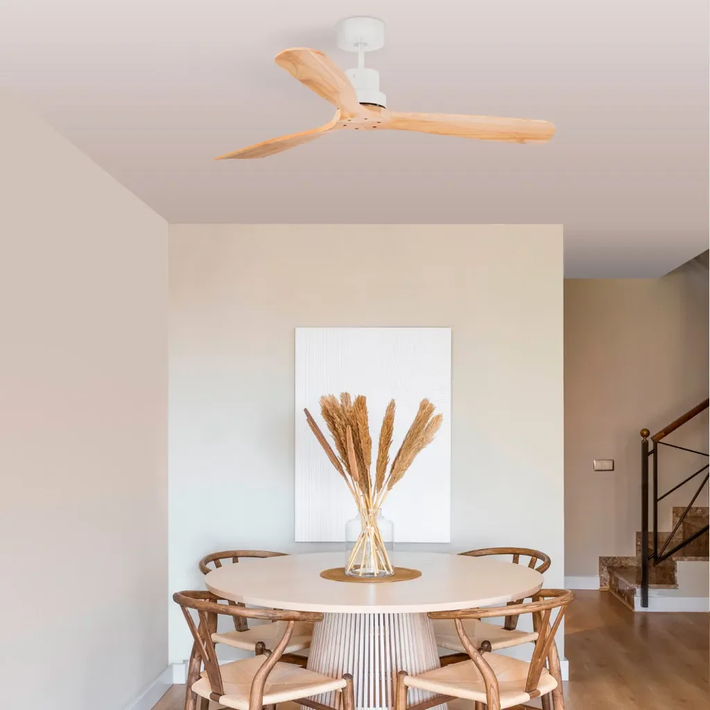 Ventilateur de plafond Faro Lantau à pales bois au-dessus d'une table ronde