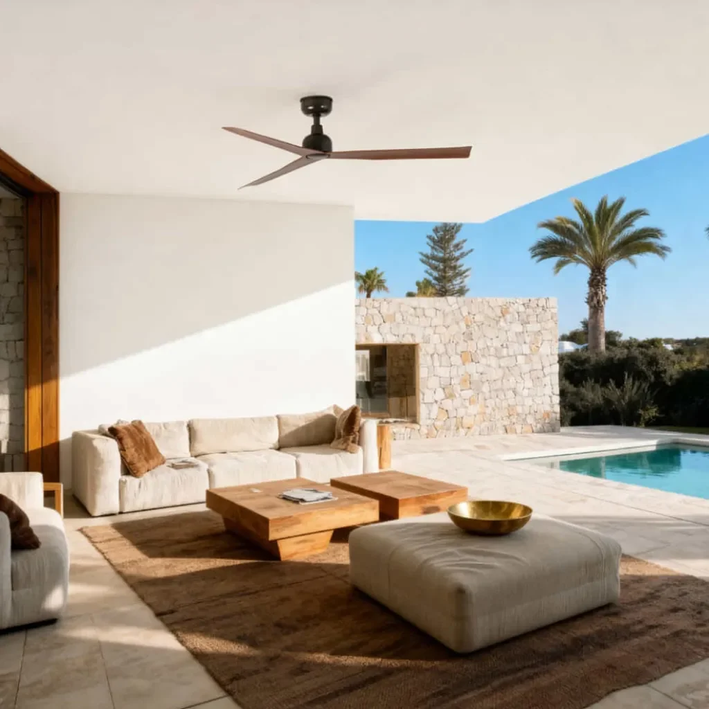 Ventilateur de plafond Faro Marine au-dessus d'un salon extérieur près d'une piscine