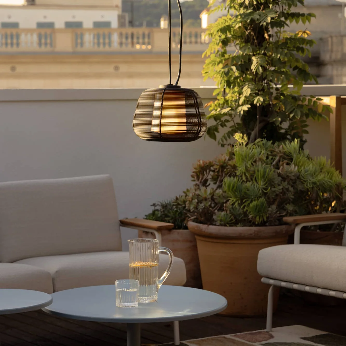 Suspension d'extérieur Faro Narita sur une terrasse