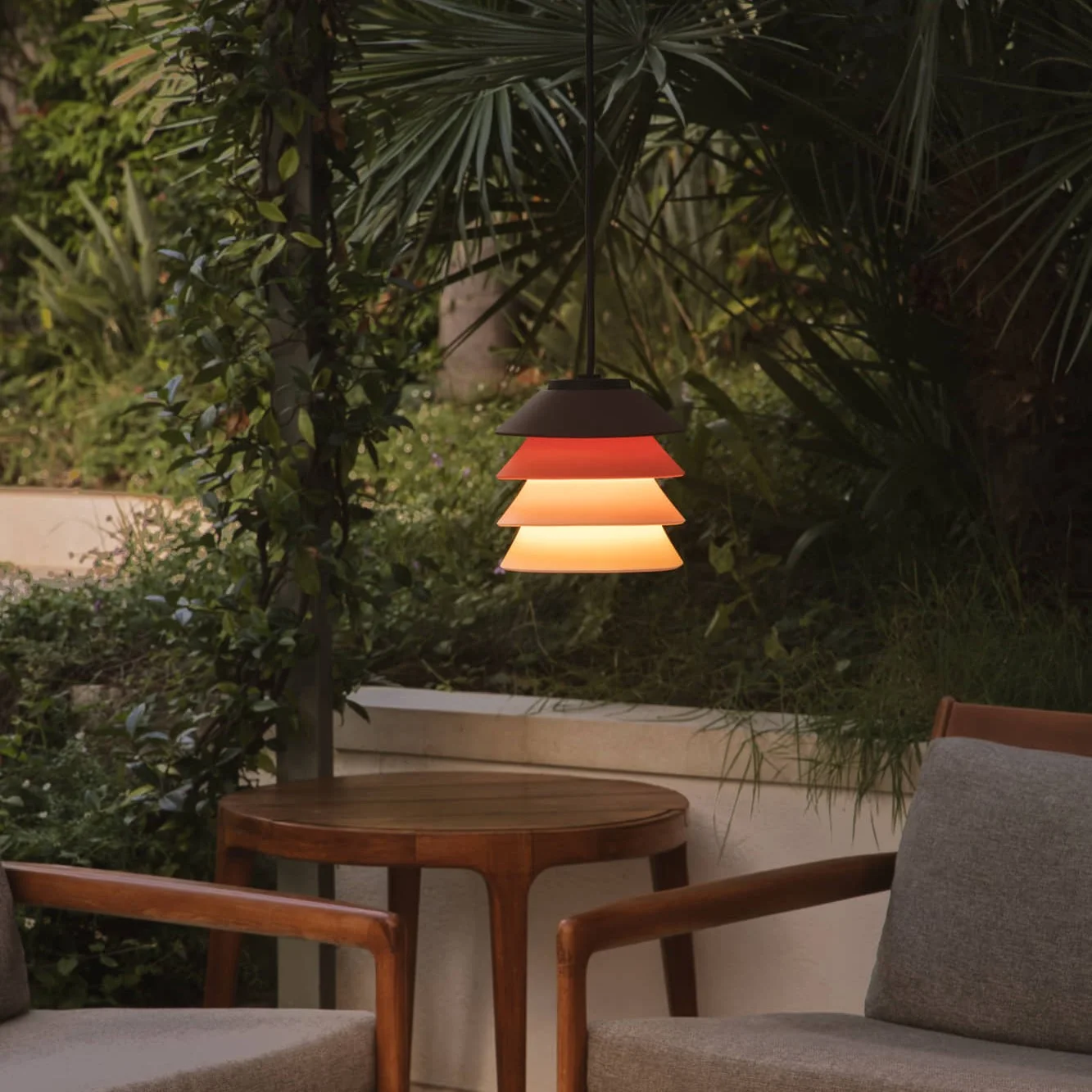 Suspension d'extérieur Faro Toba au-dessus d'une table de terrasse