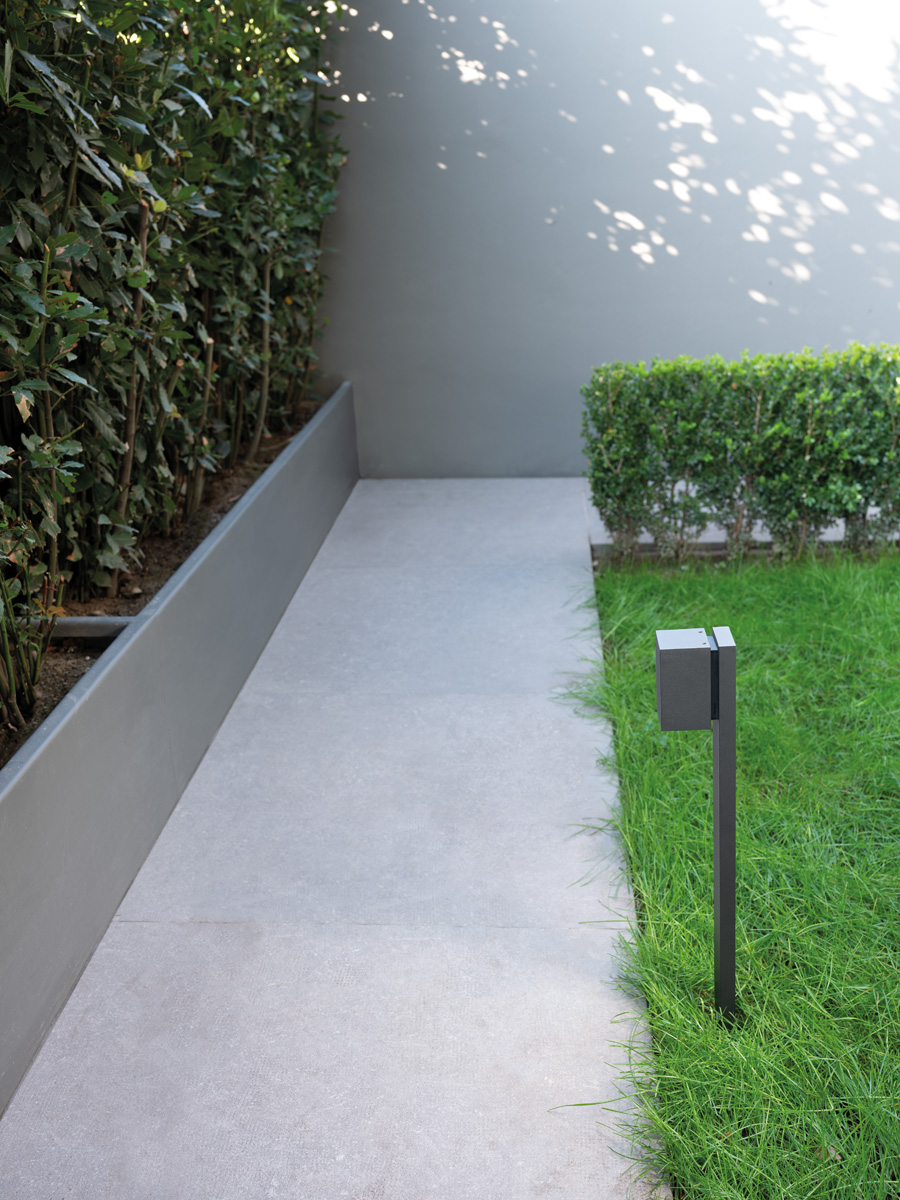 Bornes Lombardo Trend 60 Post le long d'une allée de jardin bordée de gazon