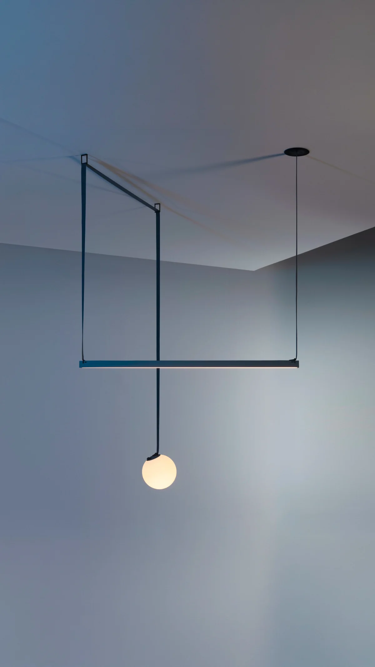 Vibia Plusminus, sangle textile suspendue avec un luminaire Sphere