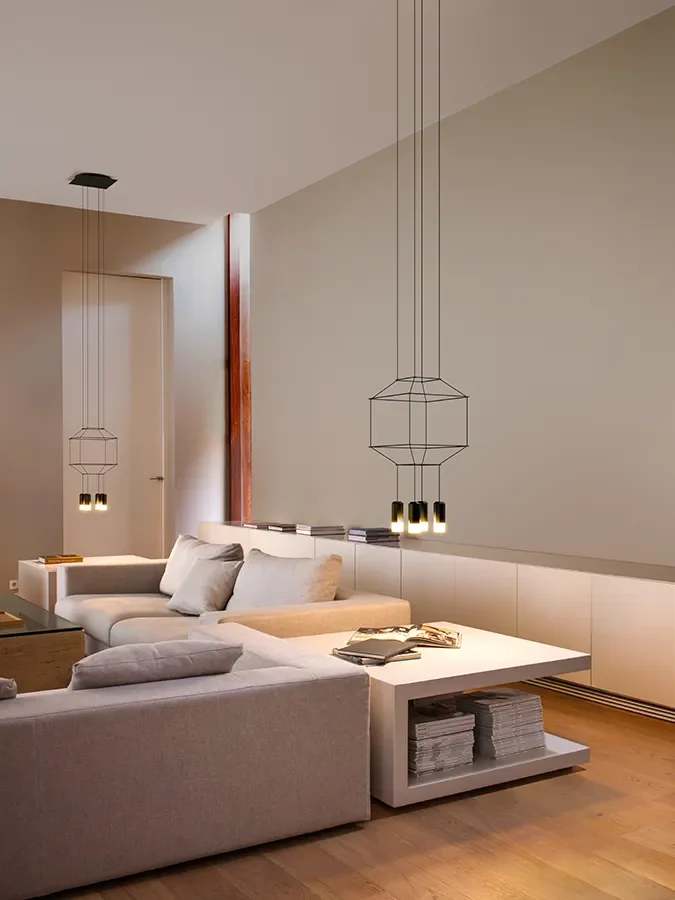Suspensions Vibia Wireflow au-dessus d'un salon